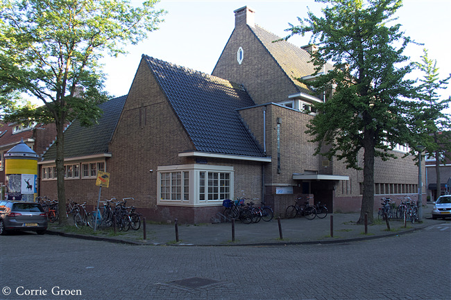 Schoolgebouw.
              <br/>
              Corrie Groen, 2015-06-05
